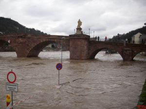 Alte Brücke mit Hochwasser